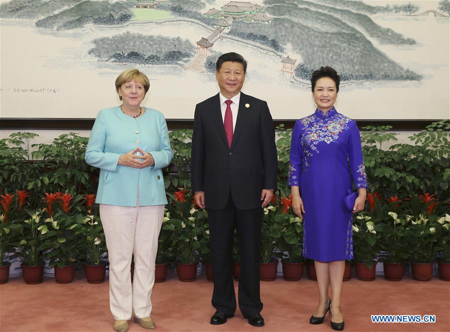 Xi Jinping, Peng Liyuan greet honored guests for G20 Summit before banquet