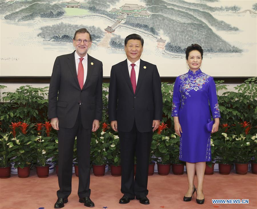 Xi Jinping, Peng Liyuan greet honored guests for G20 Summit before banquet