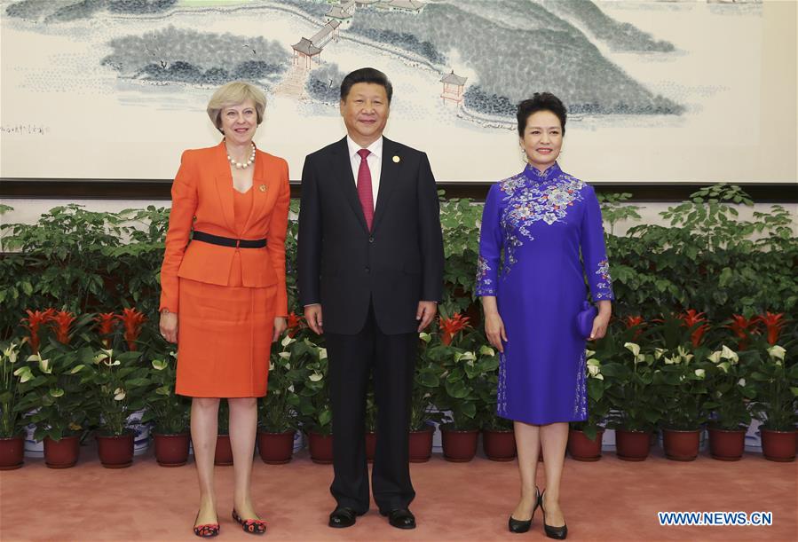 Xi Jinping, Peng Liyuan greet honored guests for G20 Summit before banquet