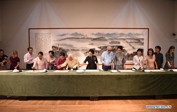 Peng Liyuan and wives of G20 summit leaders visit China Academy of Art