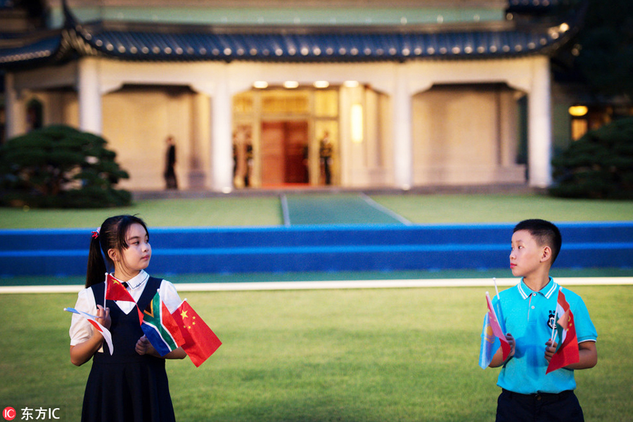 Flower children greet world leaders in Hangzhou