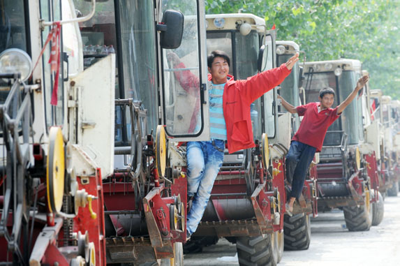 Farmers march to inter-district harvest