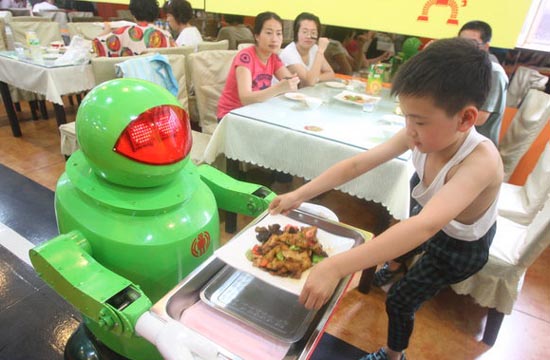 Robot-themed restaurant attracts business