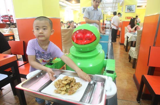 Robot-themed restaurant attracts business