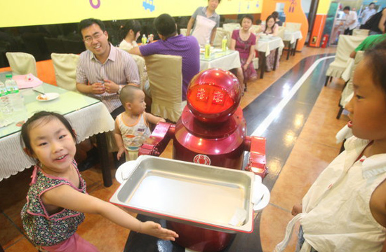 Robot-themed restaurant attracts business