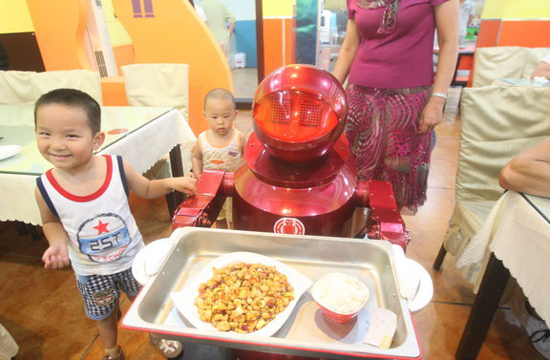 Robot-themed restaurant attracts business
