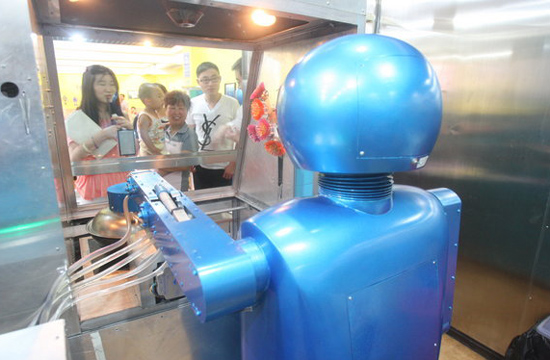 Robot-themed restaurant attracts business