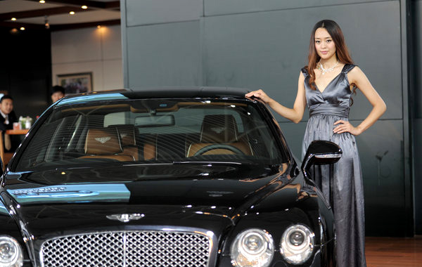 Car models shine at intl auto show