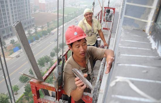 'Spider-Men' Painters work in summer heat