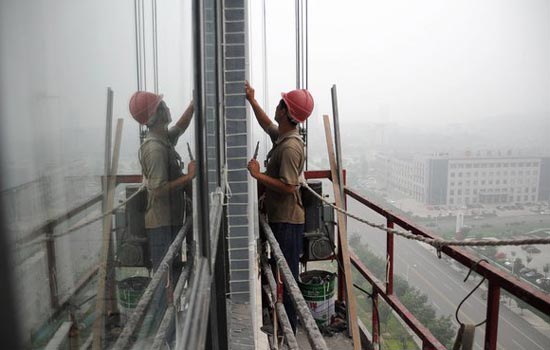 'Spider-Men' Painters work in summer heat