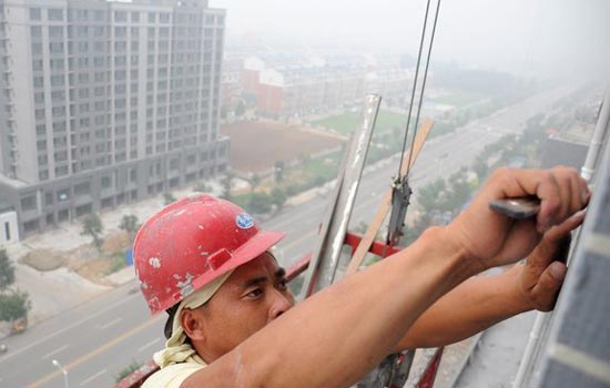 'Spider-Men' Painters work in summer heat