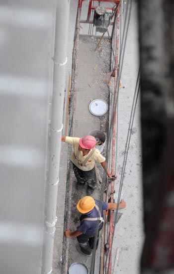 'Spider-Men' Painters work in summer heat