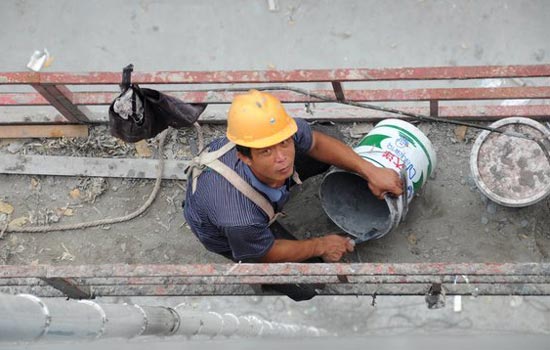 'Spider-Men' Painters work in summer heat