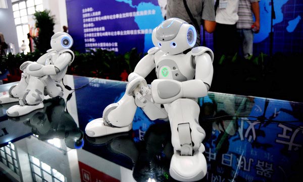 Robots draw crowd at intl manufacturing expo
