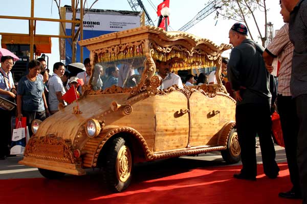 Carpenter debuts wooden electric car in Xinjiang