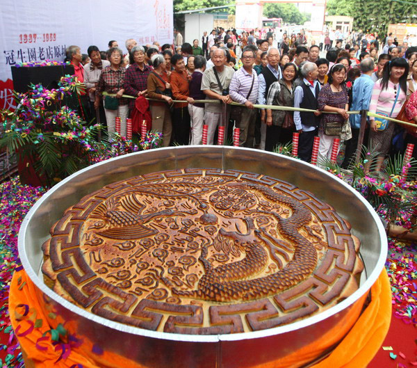 300kg moon cake appears at Chongqing food expo