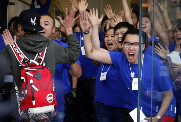 Asia's biggest Apple store opens in Beijing