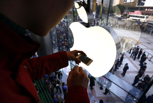 Asia's biggest Apple store opens in Beijing