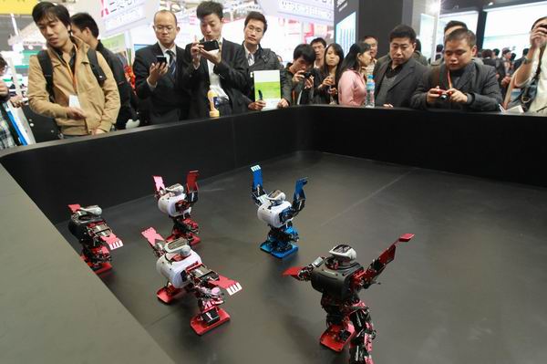 Robots rule industry fair