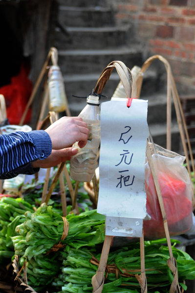 Self-service vegetable and newspaper stands in China