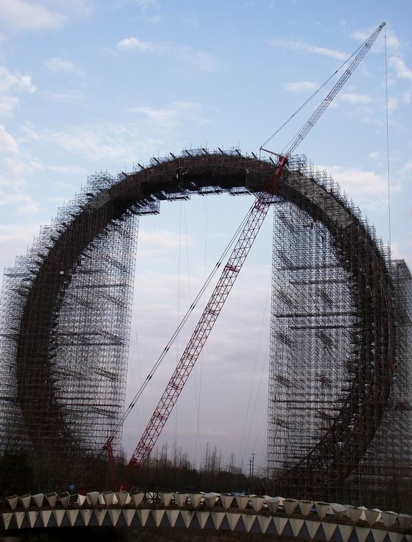 World's largest spokeless Ferris wheel under construction