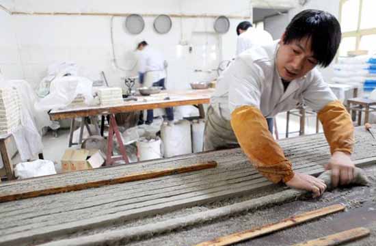 Chinese traditional pastry shops busy during holiday