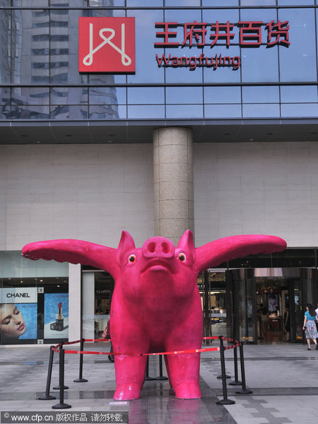 Flying pig attracts walkers in Fuzhou