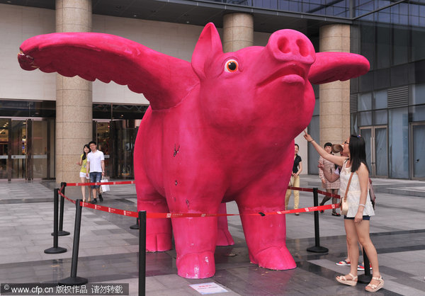 Flying pig attracts walkers in Fuzhou