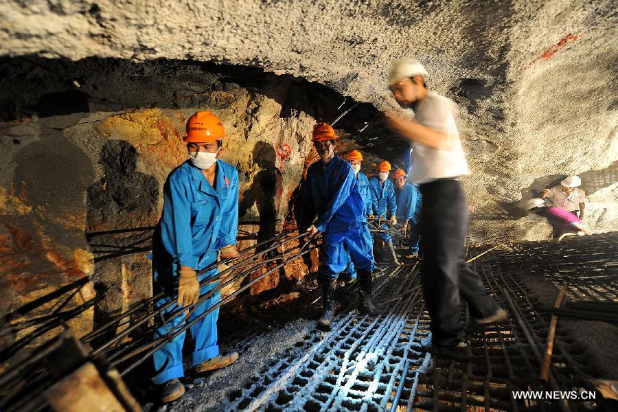 Construction of SW China's Shilin tunnel underway