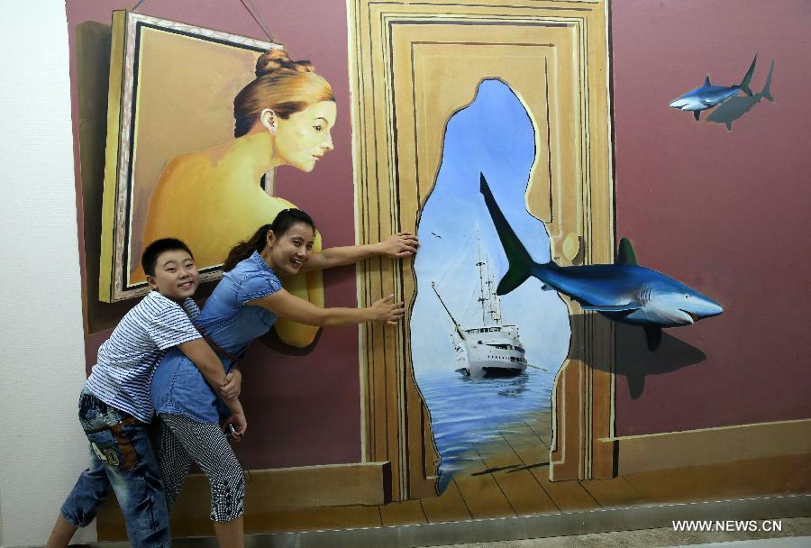 Visitors have fun in Xi'an's 3D painting expo