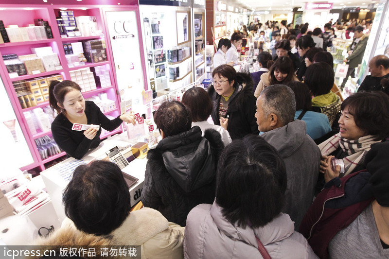 Chinese flock to Korean shopping malls