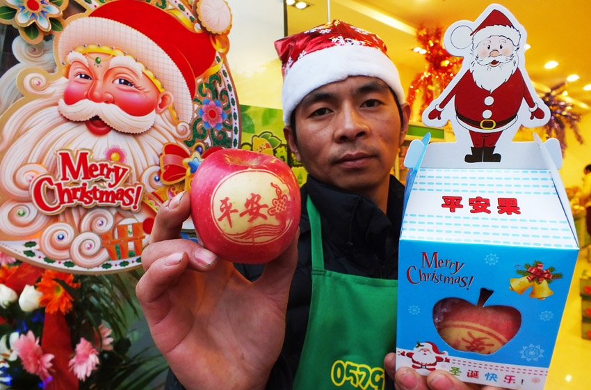 Christmas sales attract customers in China