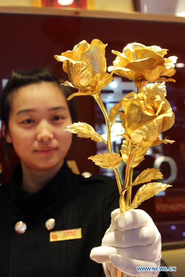 Golden roses become popular gifts for Valentine's day