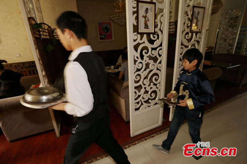 'Small people' run theme restaurant in Zhengzhou, Henan