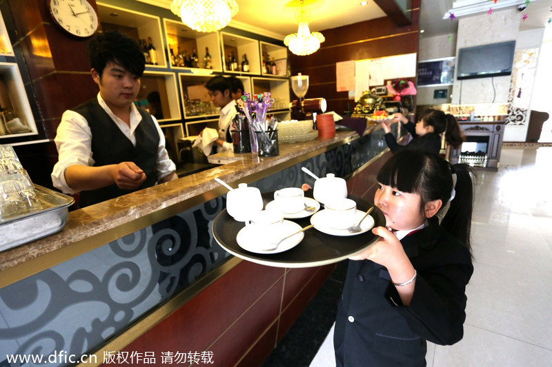'Small people' run theme restaurant in Zhengzhou, Henan