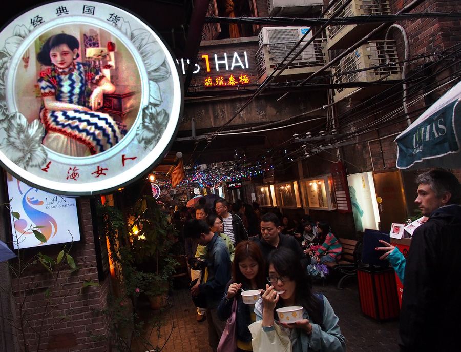 Shanghai alleyways attract visitors
