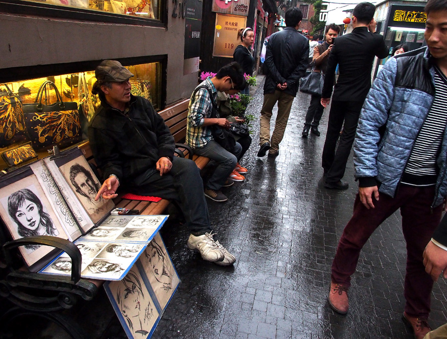 Shanghai alleyways attract visitors