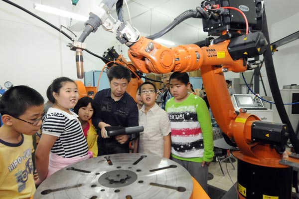 Robots march into China's factories