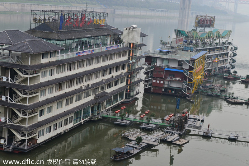 Luxury hotel 'floats' in Chongqing