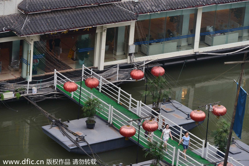 Luxury hotel 'floats' in Chongqing