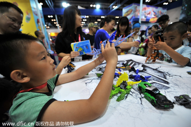 Children have fun at Beijing toy expo