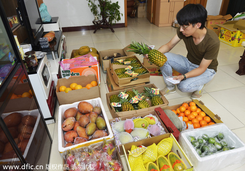 Student turns WeChat into fruit market