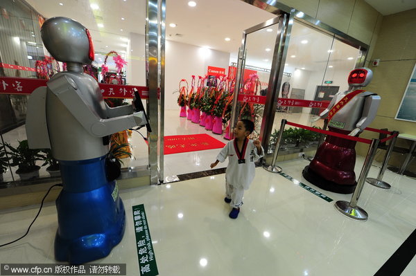 Robots deliver meals in Jiangsu