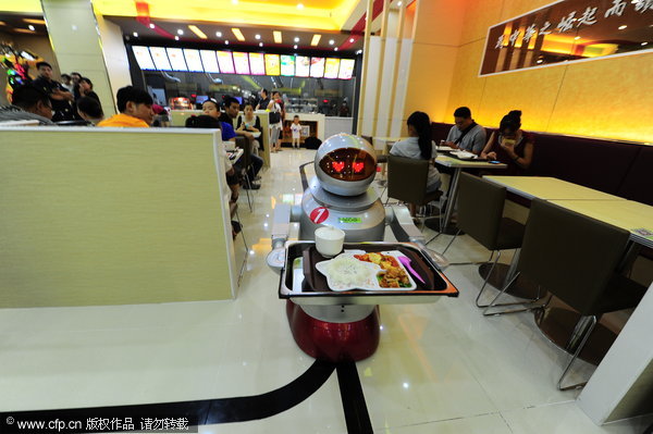 Robots deliver meals in Jiangsu