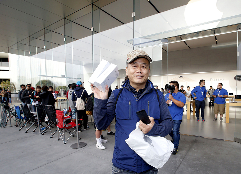 Apple fans line up around the world for iPhone 6