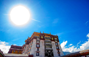 Tibet hosts record number of holiday tourists