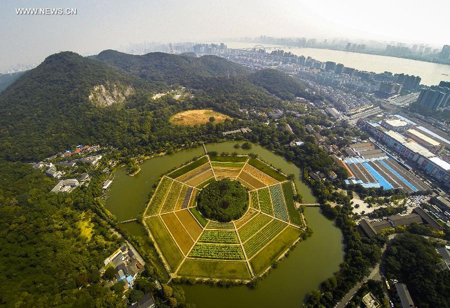 Autumn scenery of West Lake in Hangzhou