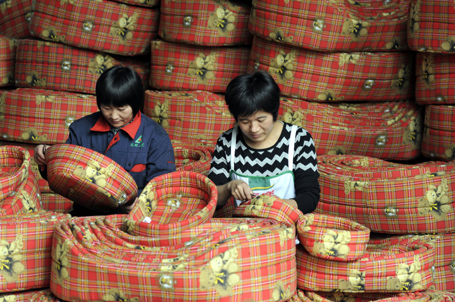 Left-behind women make pet beds for export