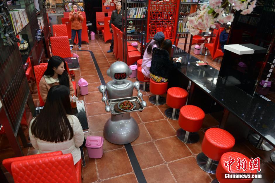 Robot-themed restaurant attracts curious customers