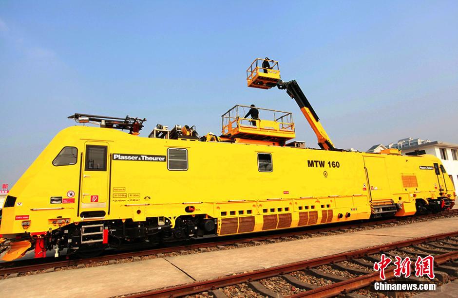 China's first 'bullet train ambulance' unveiled